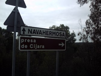 Cartel en Puerto Rey, dirección Presa del Cíjara por carretera loca.