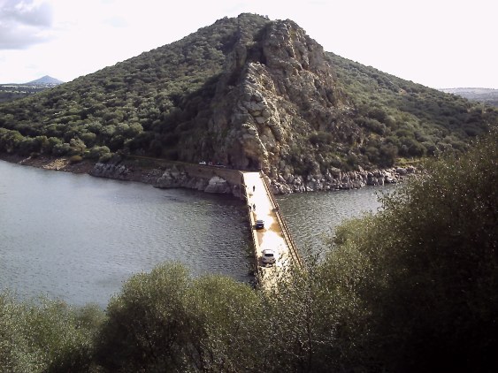 Desde lo alto de La ciudad antigua de Lacimurga, vistas al Puente de Cogolludo.